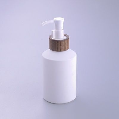 el hombro oblicuo 200ml cubrió los tarros cosméticos de bambú del vidrio blanco con el casquillo de madera