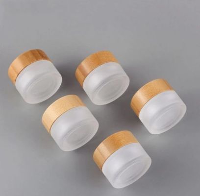 El cosmético vacío redondo de cristal sacude el empaquetado cosmético de bambú natural del envase