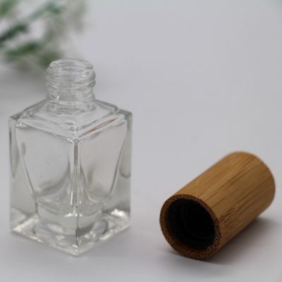 el casquillo de bambú de la botella cuadrada del esmalte de uñas compone la botella vacía cosmética de la botella de cristal