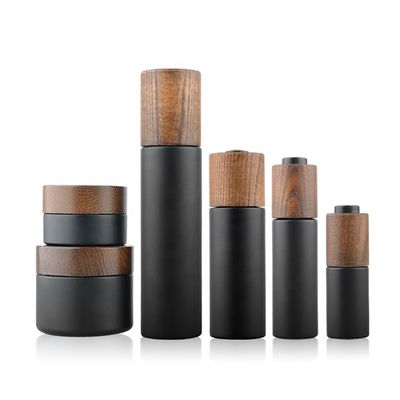 Nuevo casquillo de bambú de madera desarrollado alrededor de Violet Glass Bottle oscura con la bomba de la loción