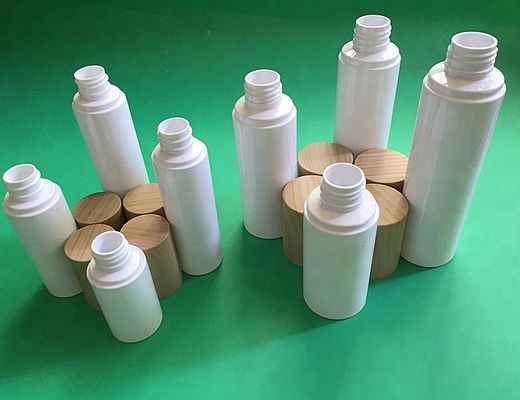 Botella de agua cosmética plástica del cuidado de piel de la botella de la emulsión del ANIMAL DOMÉSTICO con el casquillo de bambú de madera