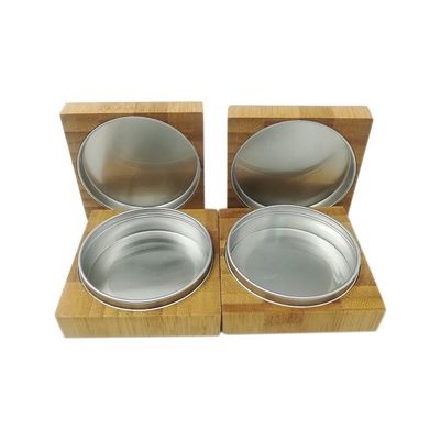 El cosmético vacío sacude los envases de aluminio con el polvo de bambú de la cubierta/de la sombra de ojos