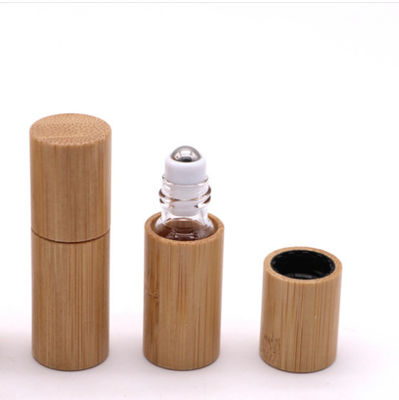 rollo de bambú de la botella de aceite esencial 15ml sobre el cristal de botellas con el casquillo de bambú natural