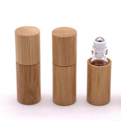 rollo de bambú de la botella de aceite esencial 15ml sobre el cristal de botellas con el casquillo de bambú natural