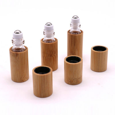 rollo de bambú de la botella de aceite esencial 15ml sobre el cristal de botellas con el casquillo de bambú natural
